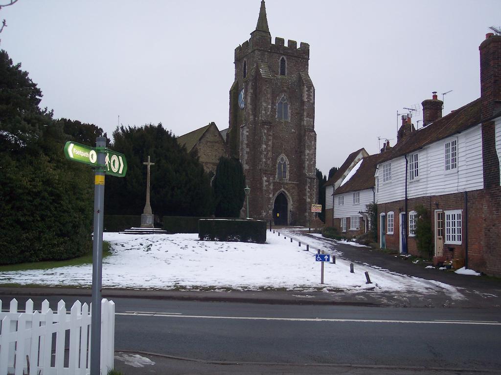 The Bull Inn Lodges Tenterden Exterior photo